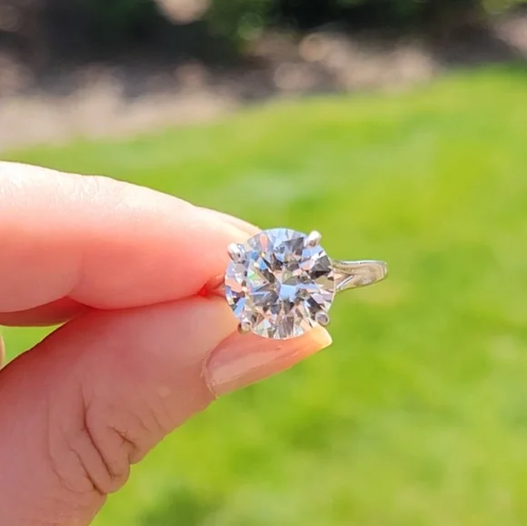 Elegant 4ct Moissanite Silver Solitaire Ring - Picture 4 of 11